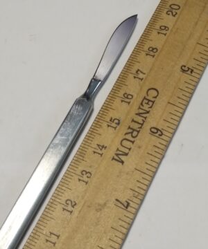 Alternative view of Vienalitis (monolitinis) skalpelis su integruota, nekeičiama geležte 19.5cm.